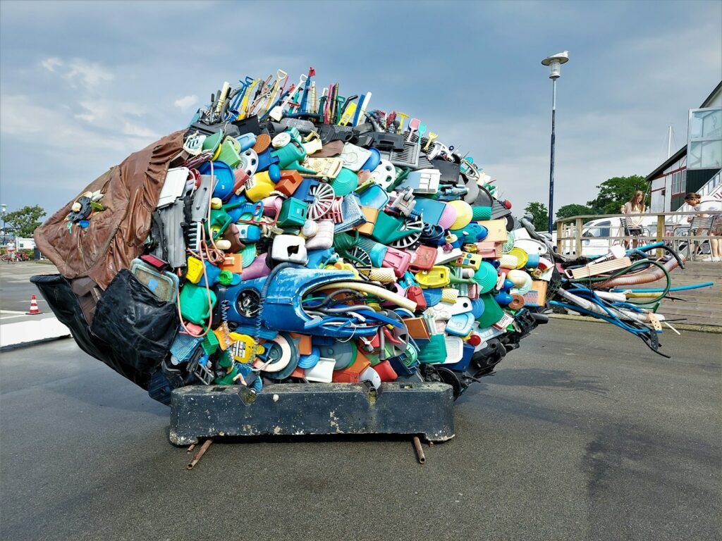 a large pile of assorted items sitting on the back of a truck