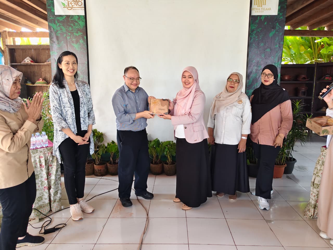 UKRIDA JAKARTA DAN PT MARTINA BERTO KEMBALI GELAR PELATIHAN PENINGKATAN PRODUKTIVITAS PETANI MELALUI PEMASARAN DIGITAL DI DESA SUNDAWENANG